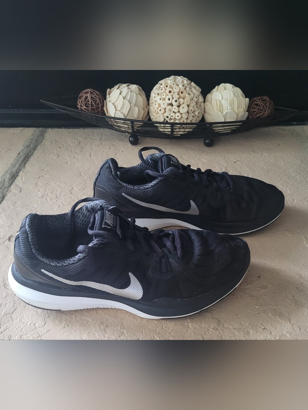 Size 7 Nike In Season TR 7 Black Running Women Sneakers 909009-001 - Picture 2 of 7